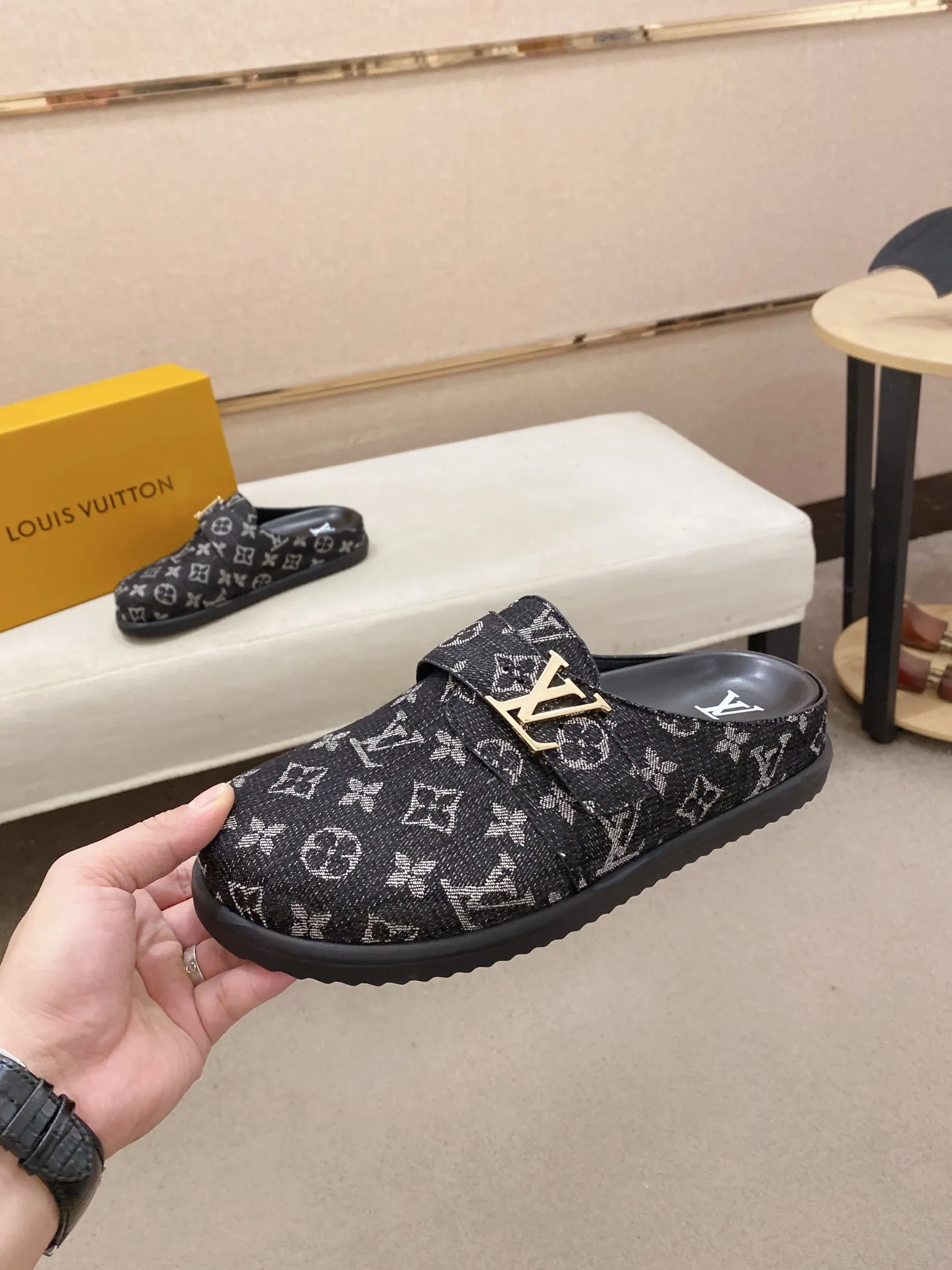Men's shoes💰: 200💰38-45, LV Easy 2025 new men's casual sandals and slippers, made of suede cow leather, with Monogram pattern to highlight the trendy style. Adjustable straps illuminated with LV letters, while a resilient insole and micro outsole provide lightweight comfort. Made of suede cow leather with embossed Monogram pattern and brand element metal hardware✅Adjustable straps➕Tough insole‼ ️Micro outsole. Comfortable and easy to wear‼ ️